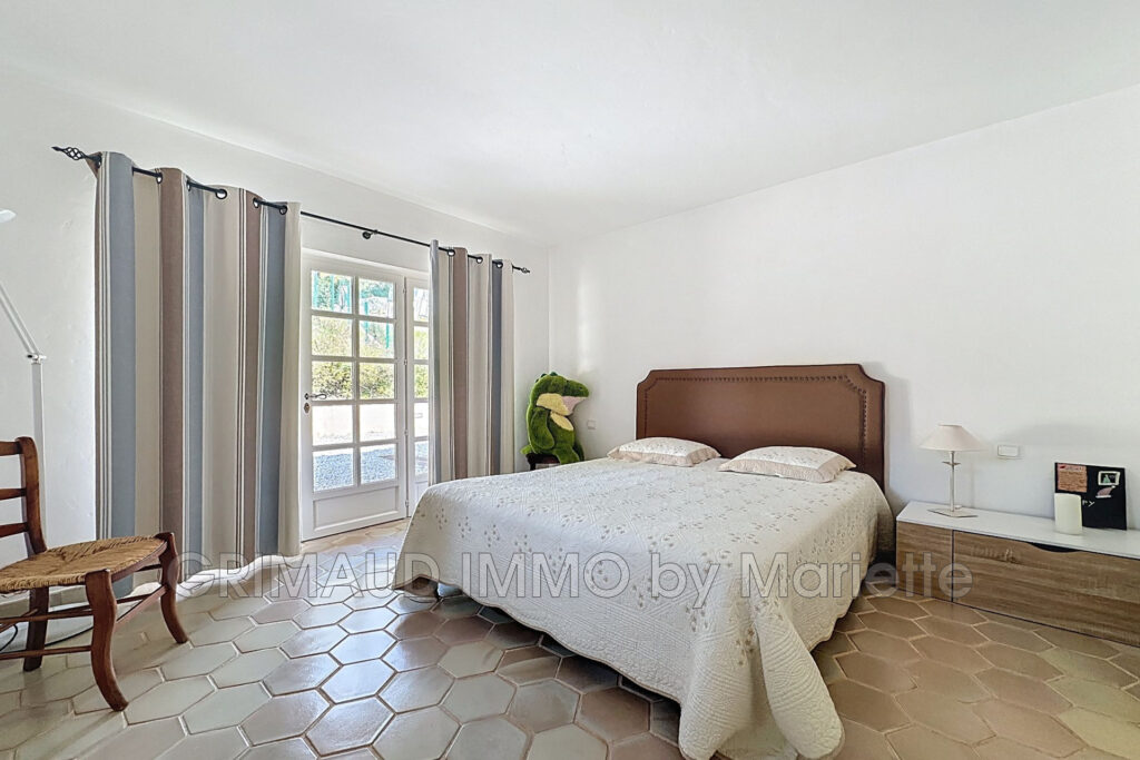Belle villa avec vue château de Grimaud – 6 pièces – 4 chambres – 180.00 m²