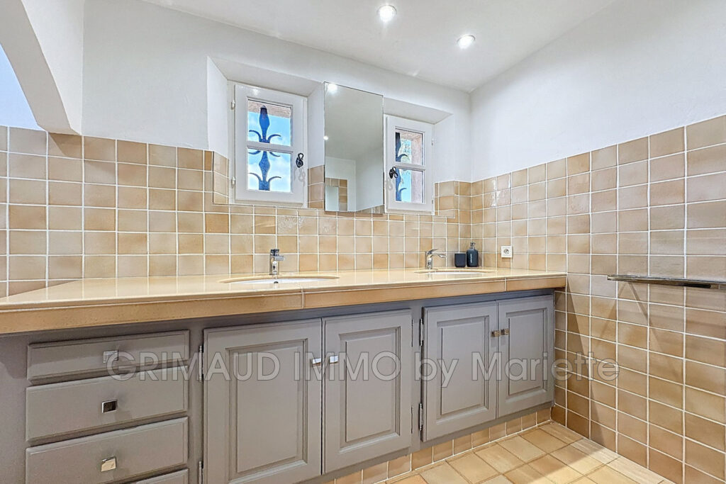 Belle villa avec vue château de Grimaud – 6 pièces – 4 chambres – 180.00 m²