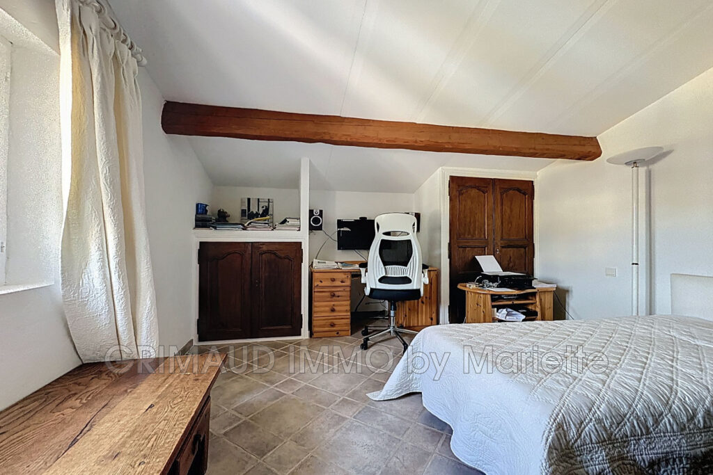 Belle villa avec vue château de Grimaud – 6 pièces – 4 chambres – 180.00 m²