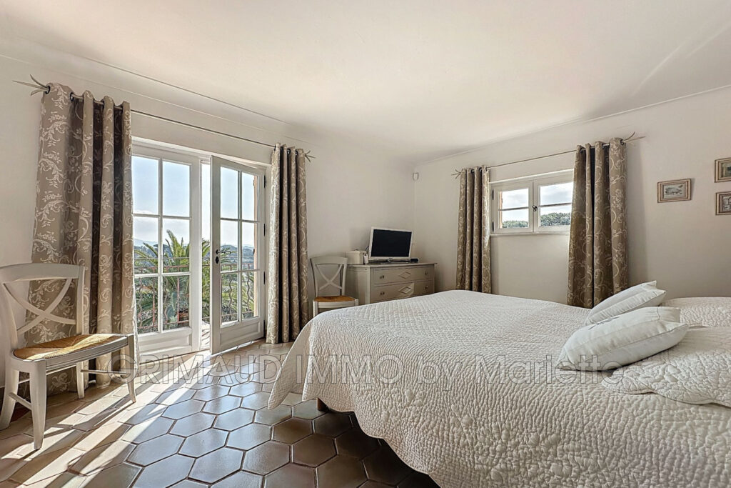 Belle villa avec vue château de Grimaud – 6 pièces – 4 chambres – 180.00 m²
