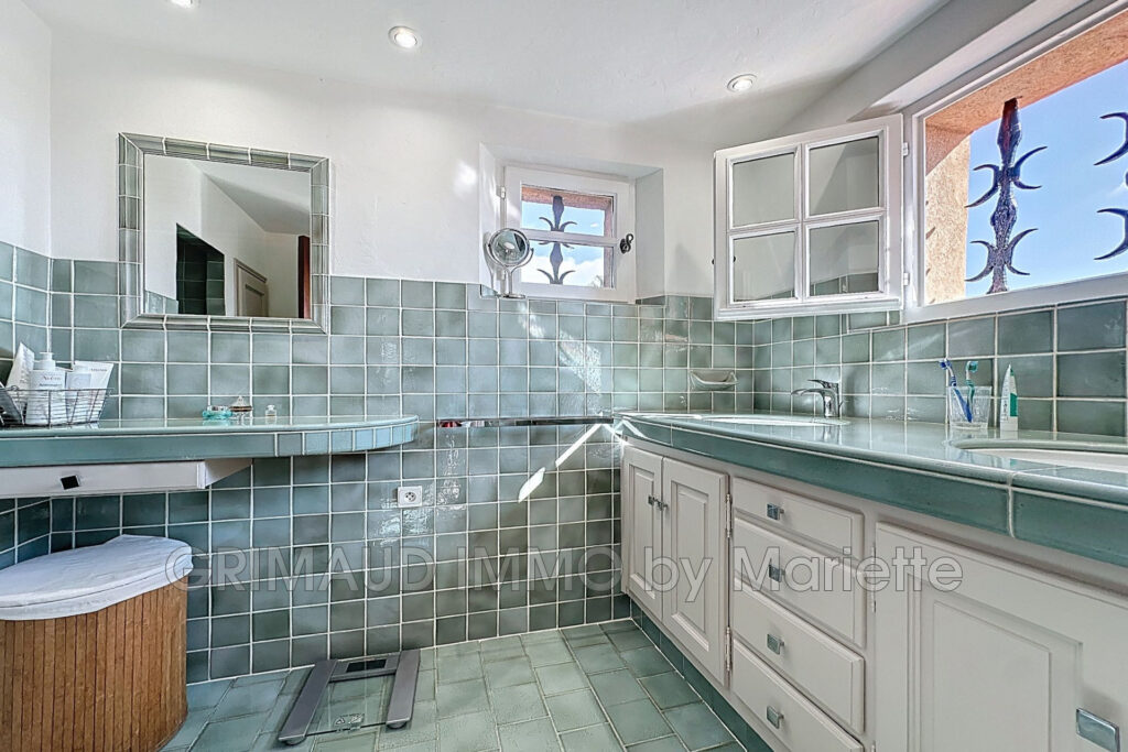 Belle villa avec vue château de Grimaud – 6 pièces – 4 chambres – 180.00 m²