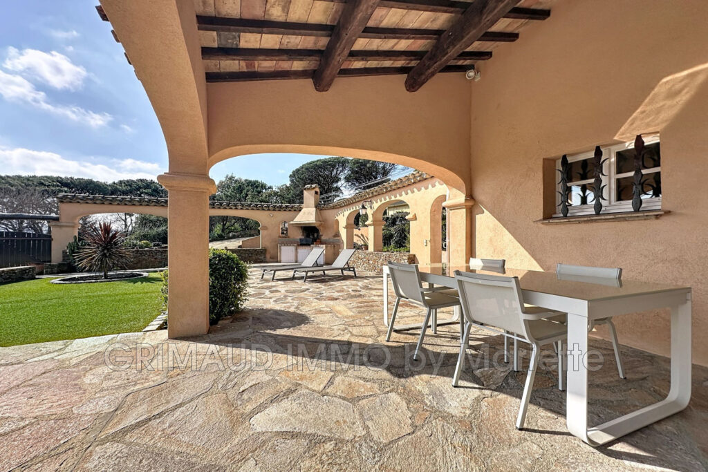 Belle villa avec vue château de Grimaud – 6 pièces – 4 chambres – 180.00 m²