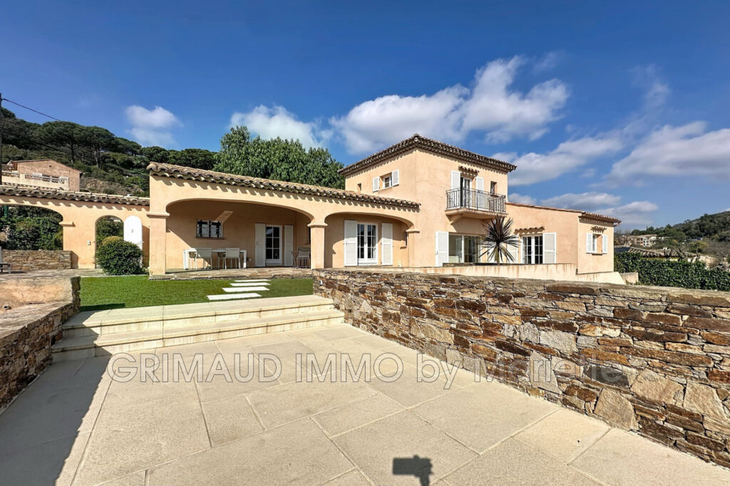 Belle villa avec vue château de Grimaud – 6 pièces – 4 chambres – 180.00 m²