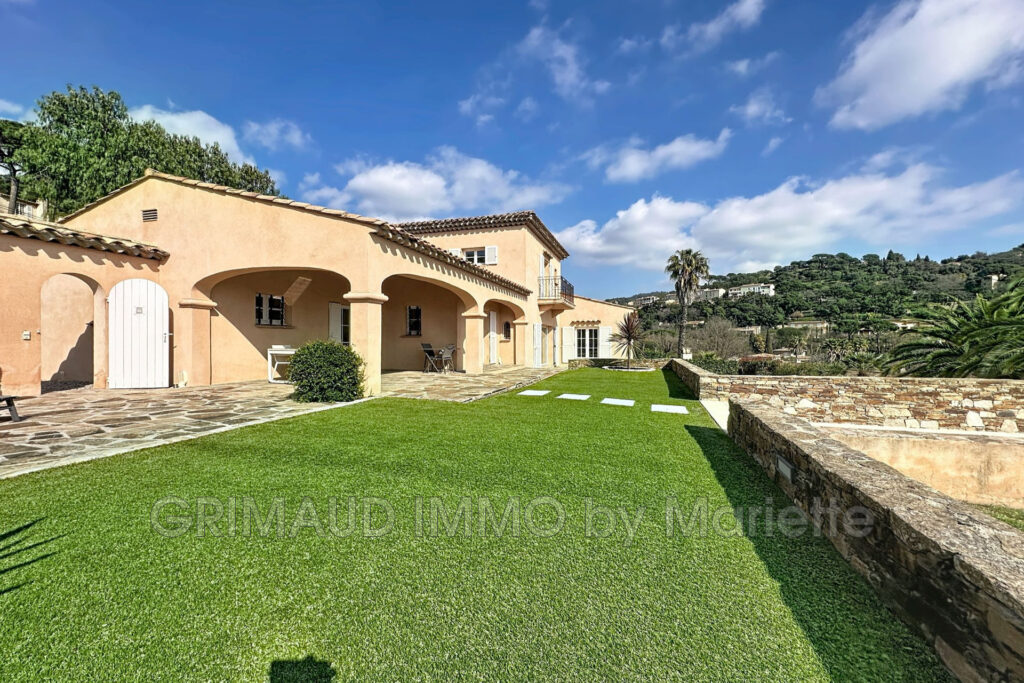 Belle villa avec vue château de Grimaud – 6 pièces – 4 chambres – 180.00 m²