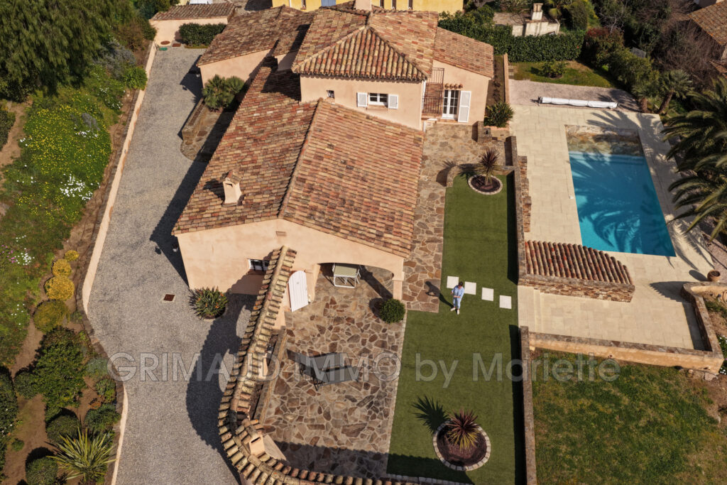 Belle villa avec vue château de Grimaud – 6 pièces – 4 chambres – 180.00 m²