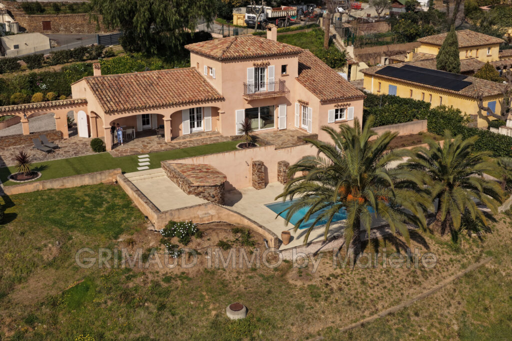 Belle villa avec vue château de Grimaud – 6 pièces – 4 chambres – 180.00 m²