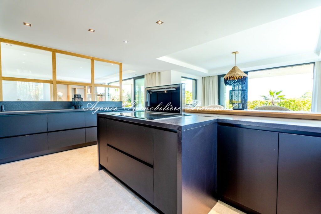 vente villa 6 Pièce(s) – 6 pièces – 4 chambres – 370.00 m²