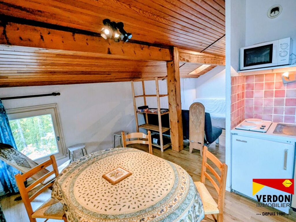 STUDIO mezzanine atypique de + de 24 m² – 1 pièce – NR chambres – 24 m²