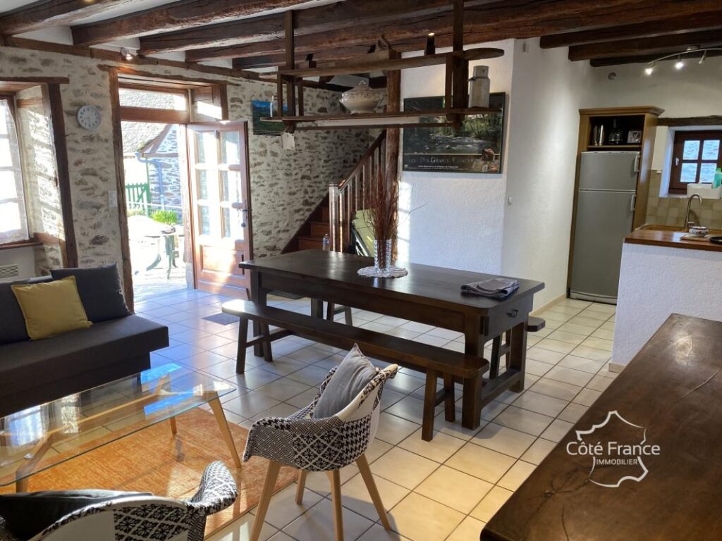 Ensemble de 4 maisons Cantales authentiques à proximité du l – 14 pièces – 7 chambres – 291 m²