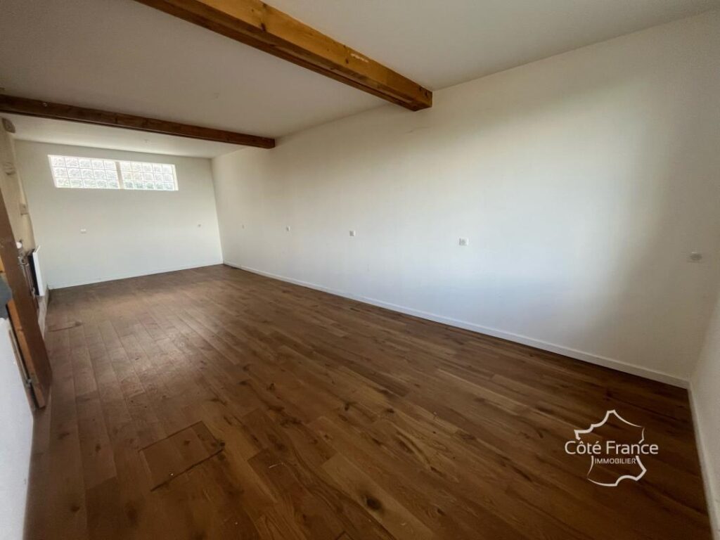 Charmante longère de 160 m2 habitables avec dépendances et j – 6 pièces – 4 chambres – 160 m²