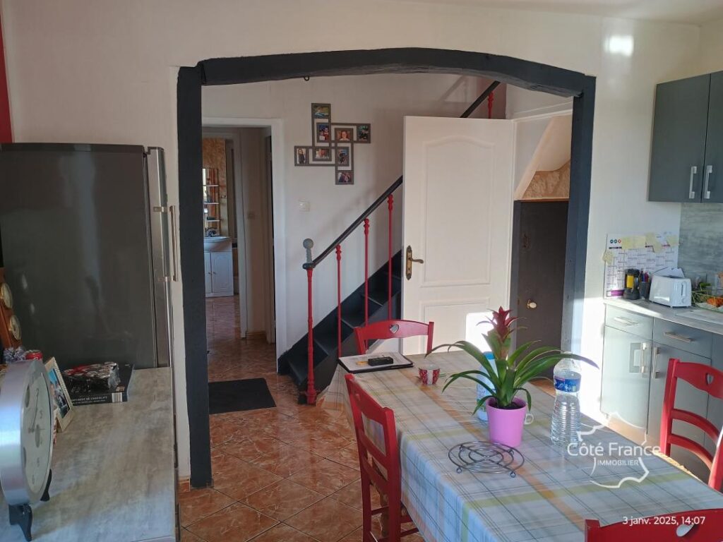 AISNE – VERVINS – CORPS DE FERME sur plus de 5500 m2 de terr – 8 pièces – 3 chambres – 185 m²