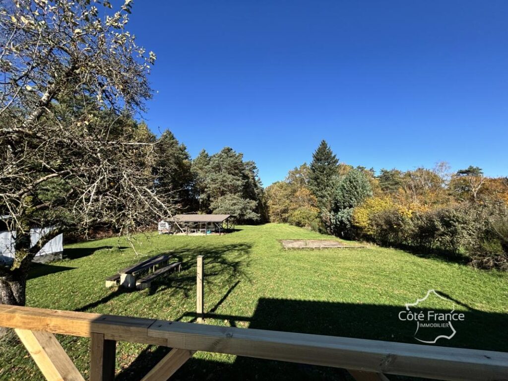 Maison d’été très charmante avec plus de 5 hectares du terra – 3 pièces – 2 chambres – 65 m²
