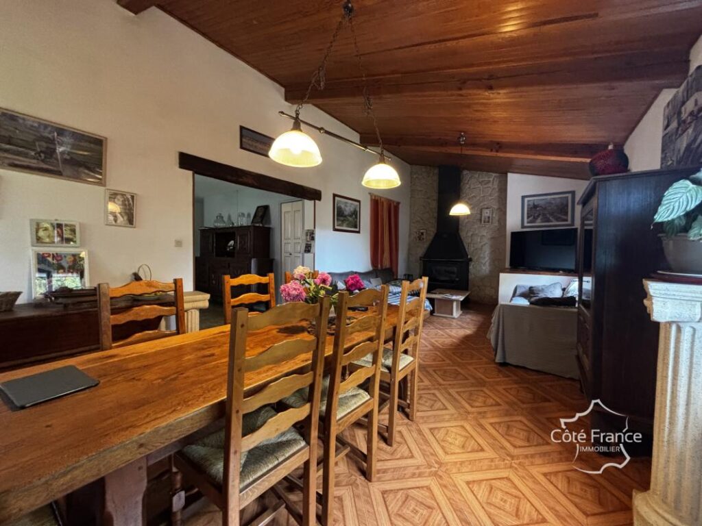 Corps de ferme avec maison d’habitation, plusieurs grandes d – 6 pièces – 3 chambres – 98 m²