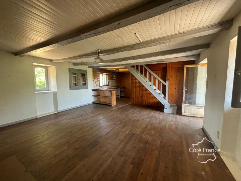 Très charmante maison Auvergnate à rénover, avec beau jardin – 5 pièces – 3 chambres – 75 m²