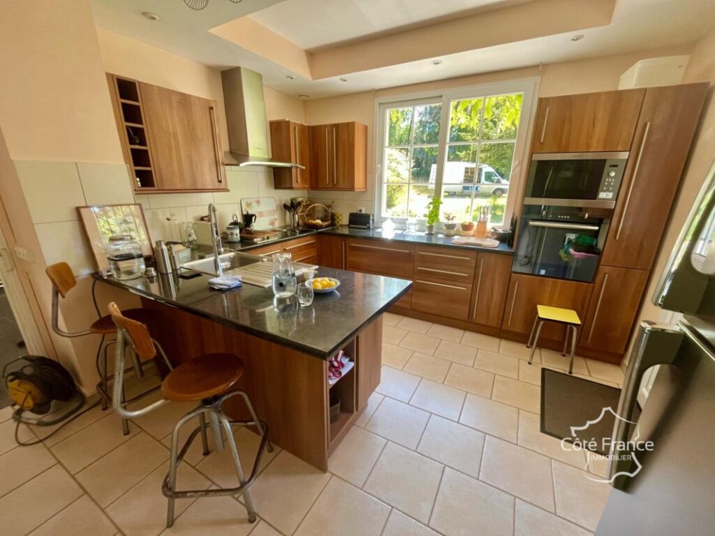 Élégante propriété familiale avec dépendance, terrain, pisci – 8 pièces – 5 chambres – 236 m²