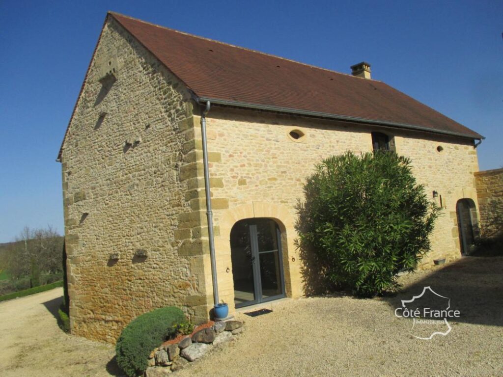 DORDOGNE-SARLAT LA CANEDA: ENSEMBLE IMMOBILIER DE GITES – NR pièces – 15 chambres – 720 m²