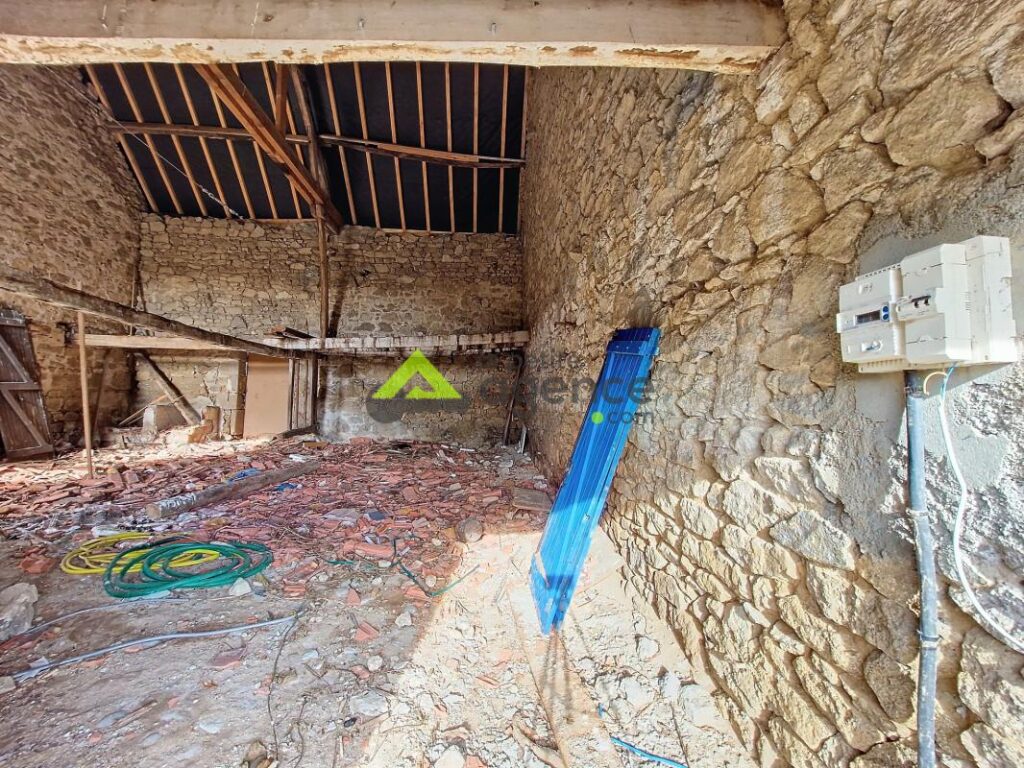 Grange de 200 m2 – AHUN – 2 pièces – 1 chambre – 200 m²