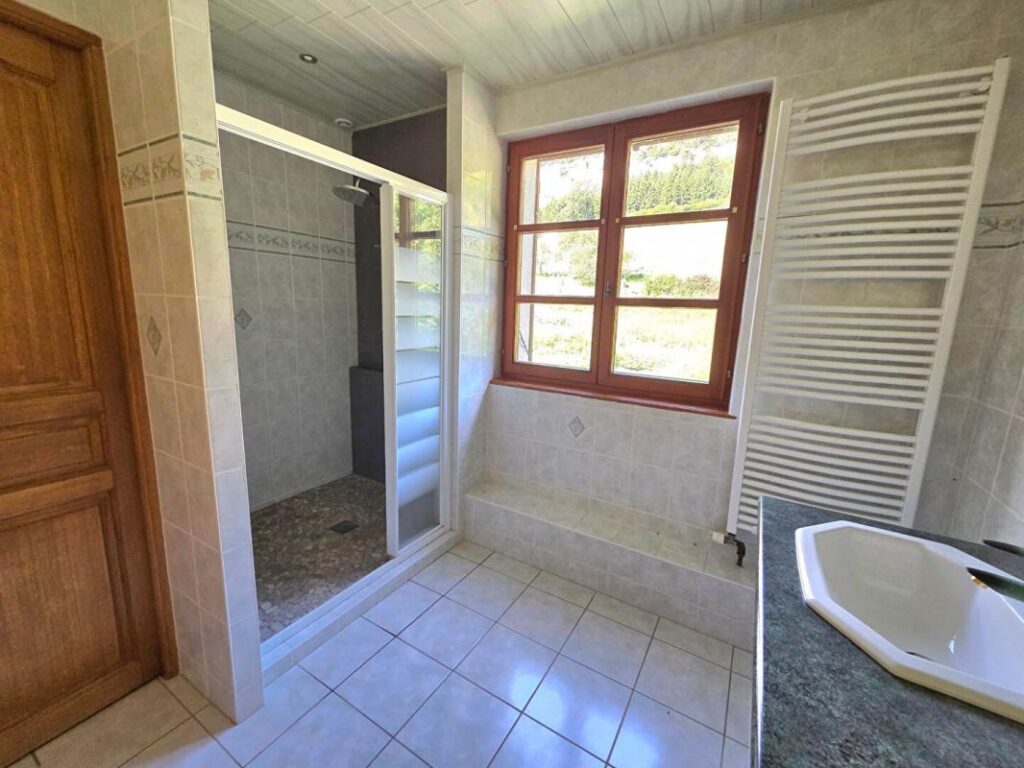 MAISON 9 PIECES 206m² SUR 13.91 ARES 329000 EUROS – 9 pièces – 7 chambres – 205 m²