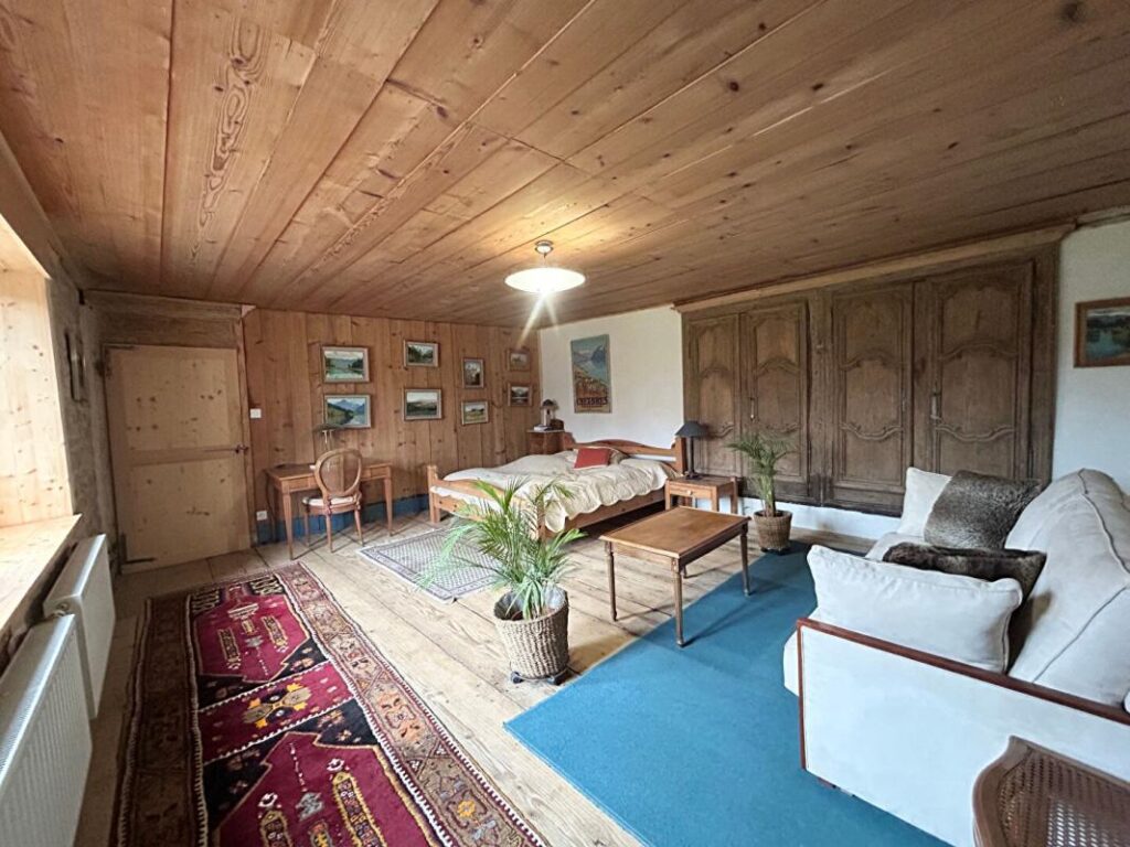 ANCIEN CORPS DE FERME RENOVE 8 PIECES 222 m² SUR TERRAIN DE 46 ARES 390000 EUROS – 8 pièces – 3 chambres – 222 m²