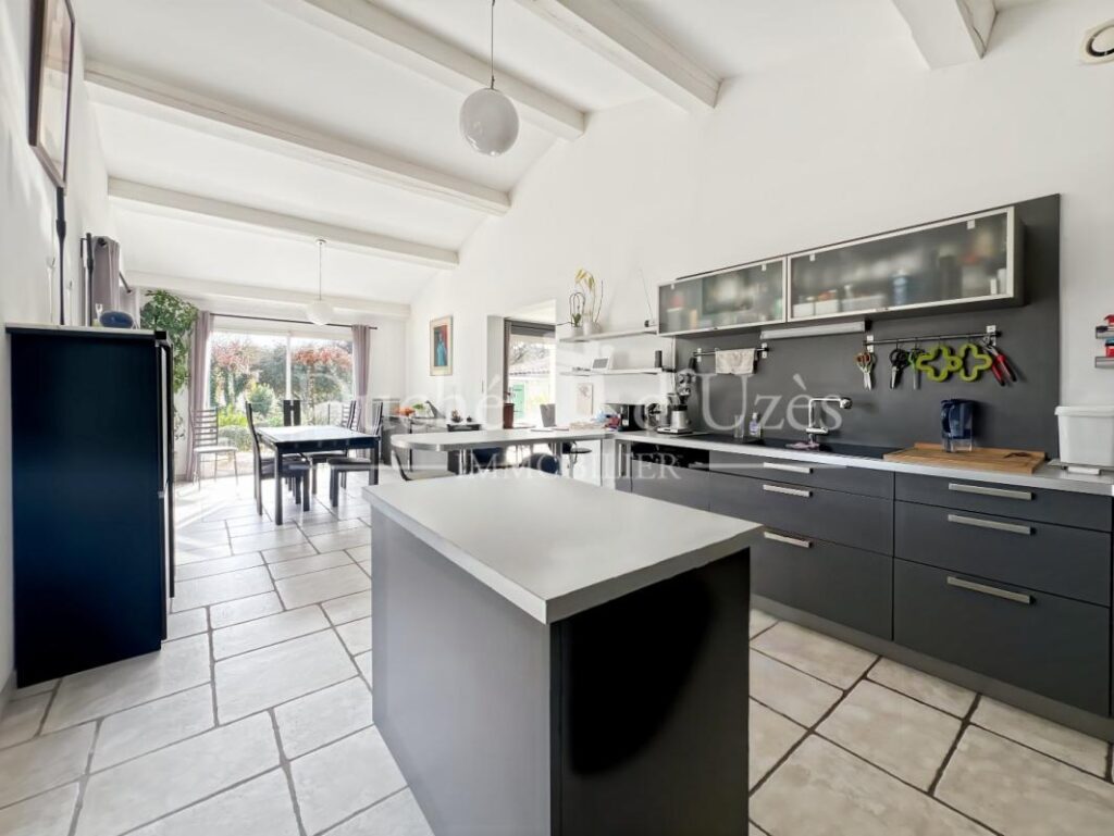 Maison – 8 pièces – 6 chambres – 180 m²