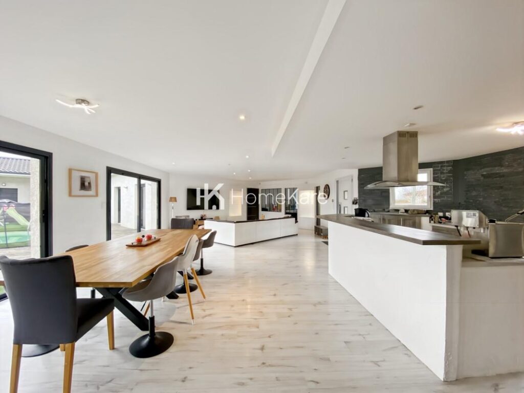 VILLA AVEC VUE, PISCINE, DEPENDANCE ET GRAND GARAGE – 8 pièces – 6 chambres – 275 m²