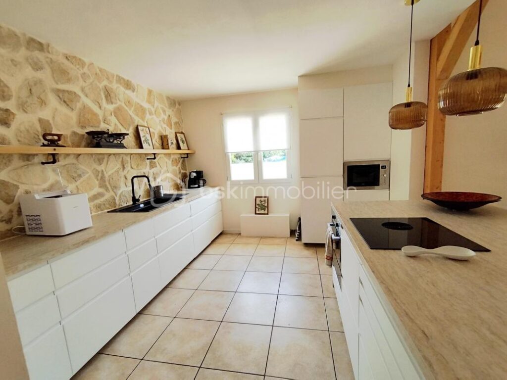 Villa avec un appartement sur 2000 m² de terrain – 8 pièces – 4 chambres – 219 m²