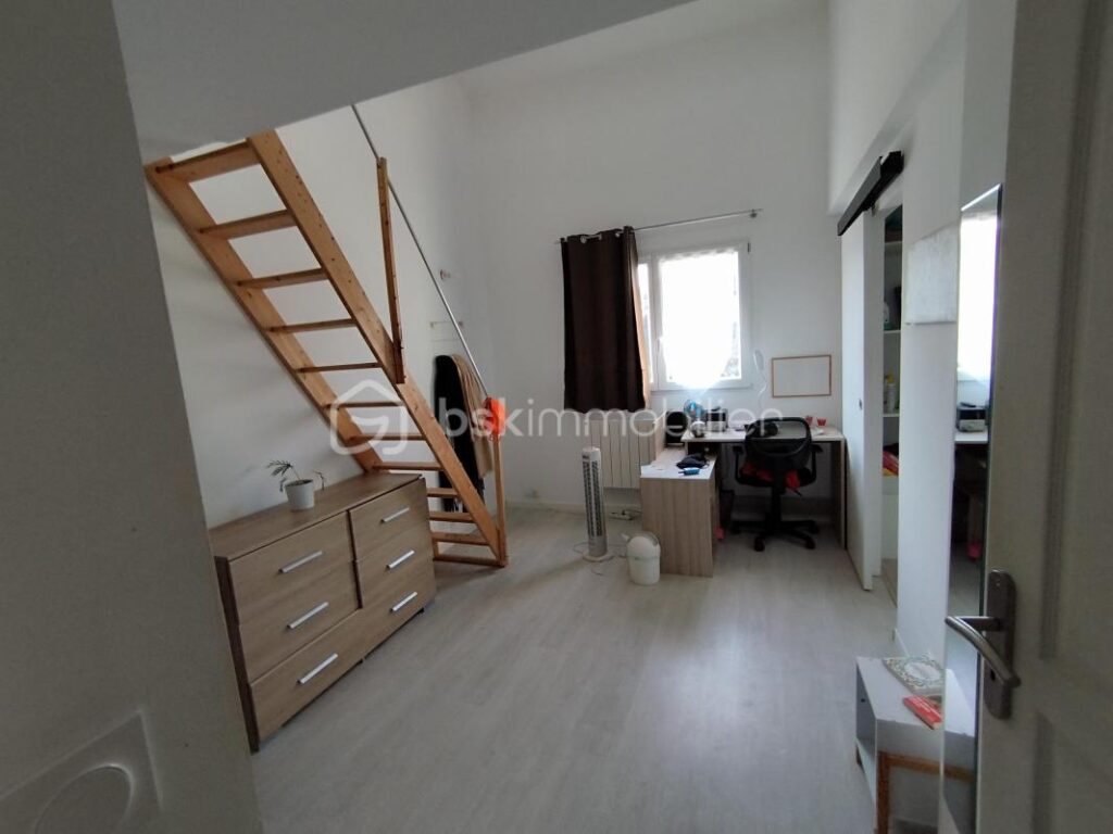 2 villas récentes sur 2 hectares de terrain – 10 pièces – 7 chambres – 305 m²