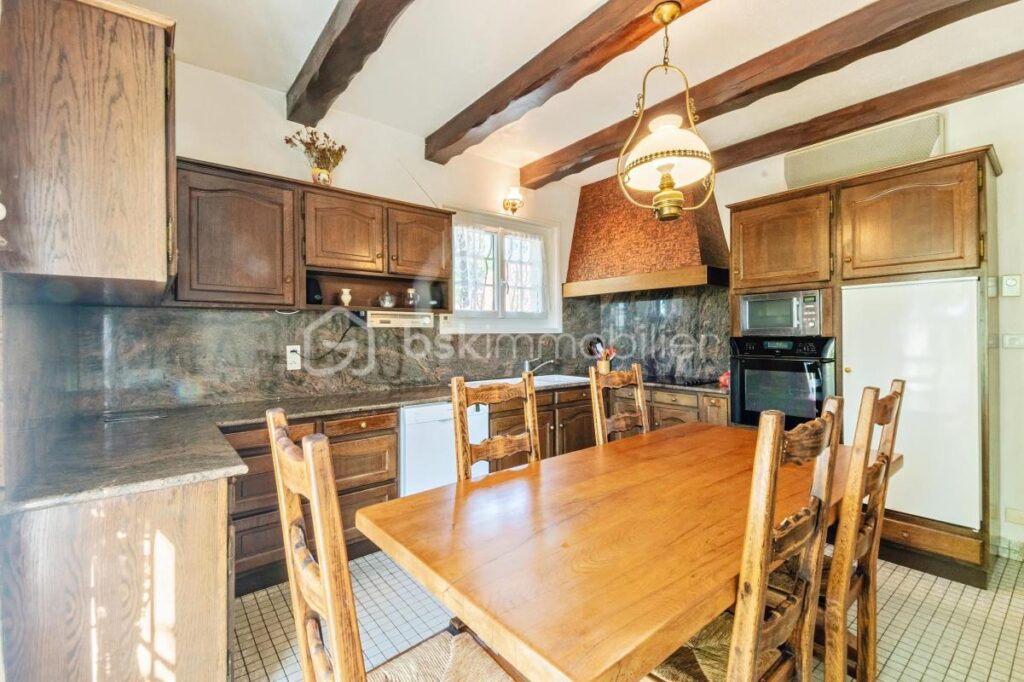 Maison d’exception sur parcelle d’environ 4 300 m² piscinable & constructible – 8 pièces – 7 chambres – 205 m²