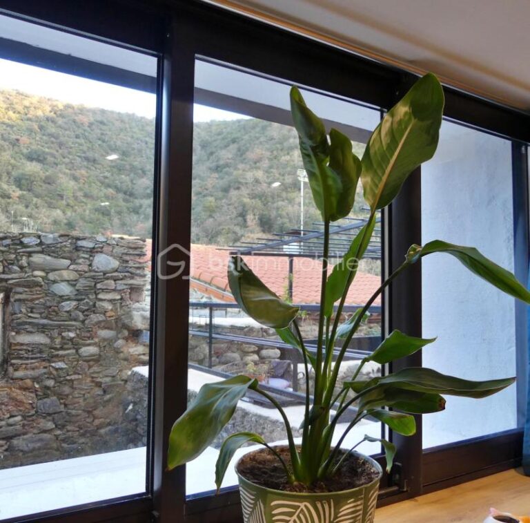 Maison de village en pierre entièrement rénovée – 3 pièces – 2 chambres – 90 m²