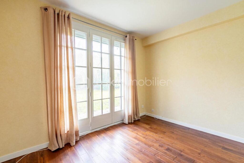 Maison familiale type ‘ORANGER’ 210m² à SAINT-WITZ – 8 pièces – 5 chambres – 210 m²