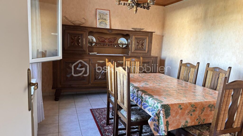 Une vue rare, un emplacement recherché, une maison de caractère au cœur de Roiffieux – 4 pièces – 2 chambres – 75 m²