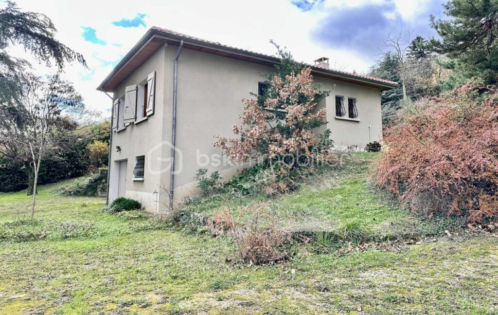 VILLA AVEC SOUS-SOL COMPLET SUR 2 510 m² DE TERRAIN CONSTRUCTIBLE – 4 pièces – 3 chambres – 103 m²