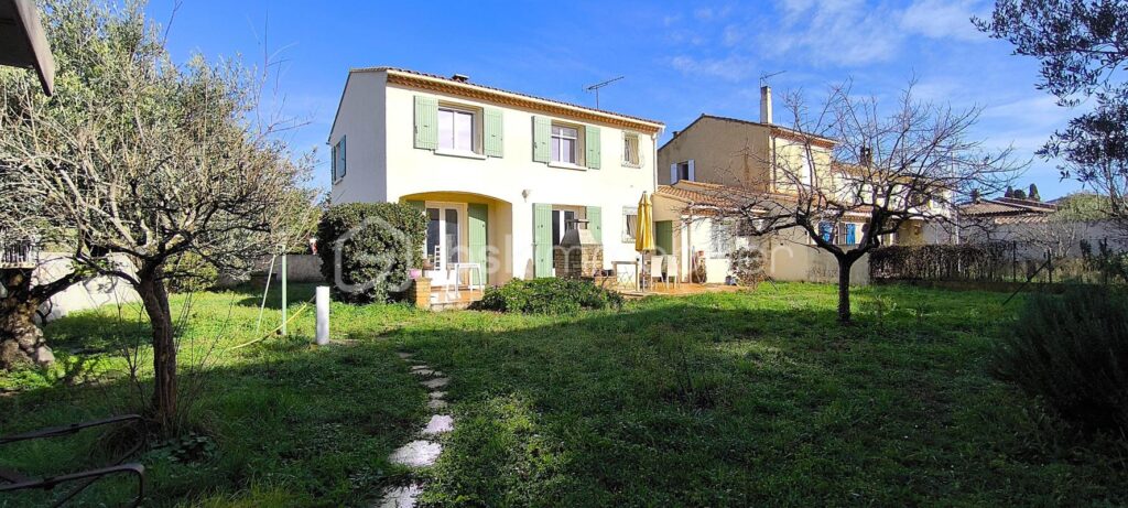 MAISON DE 5 PIÈCES DE 102 M2 HABITABLE , SUR UN ÉTAGE , AVEC 4 CHAMBRES , UN GARAGE ET UN JARDIN SUR SALON DE PROVENCE – 5 pièces – 4 chambres – 102 m²