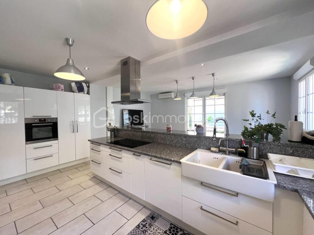 Maison 280m2 à Poussan – 7 pièces – 6 chambres – 280 m²