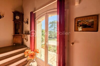 Maison d&rsquo;architecte de 208m2 au calme sur terrain clos et sécurisé – 6 pièces – 4 chambres – 208 m²