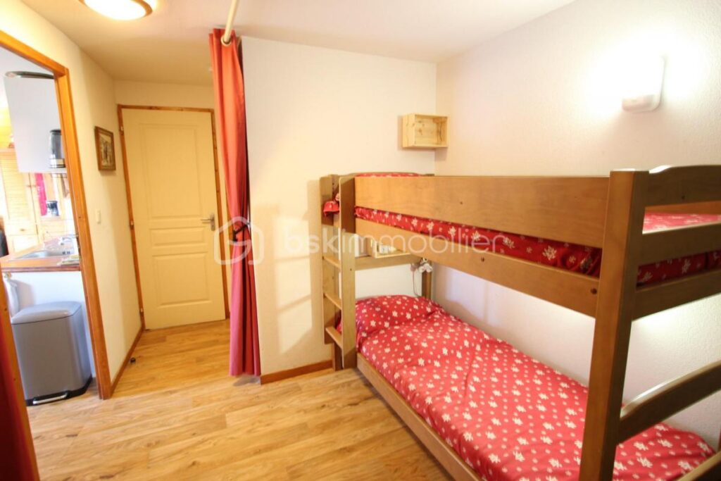 APPARTEMENT T2 SITUÉ NIVEAU 2 COMPRENANT ENTRÉE AVEC COIN MONTAGNE, SÉJOUR AVEC KITCHENETTE, UNE CHAMBRE, SALLE DE BAINS, WC, BALCON ET UN CASIER À SKIS – 2 pièces – 1 chambre – 37 m²