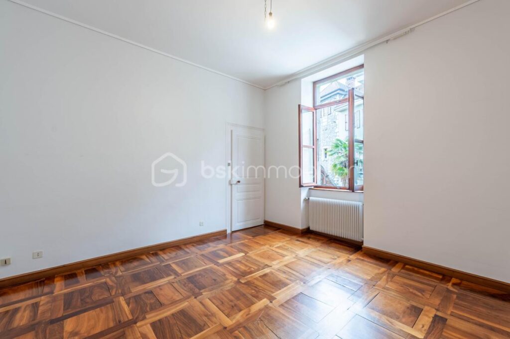 Très bel appartement ancien vieille ville vue Thiou et lac 152 m2 – 5 pièces – 3 chambres – 152 m²