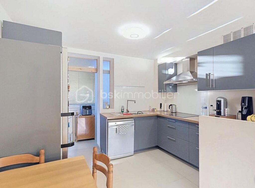 Appartement rénové tout confort 3 pièces avec terrasse et garage – 3 pièces – 2 chambres – 85 m²