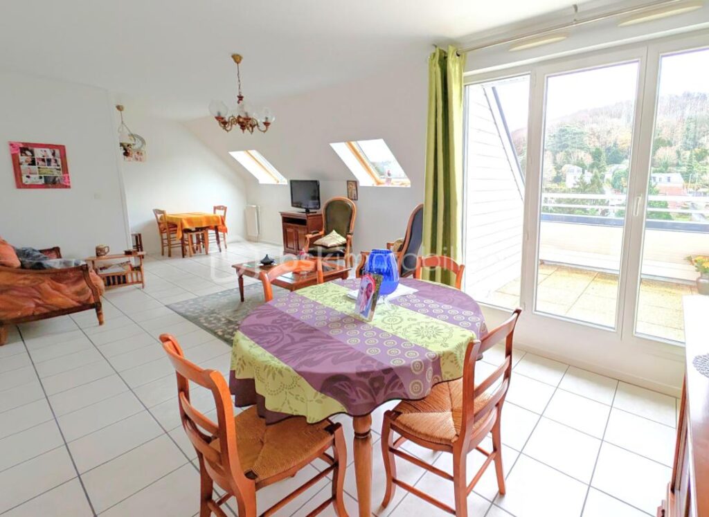 Appartement 2 chambres – 65 m² de lumière, SANS VIS-À-VIS, en hyper-centre, avec STATIONNEMENT et SOLARIUM extérieur – 3 pièces – 2 chambres – 64 m²