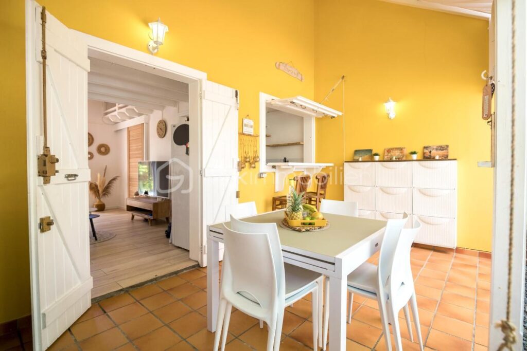 Jolie maison mitoyenne dans petite copropriété avec piscine – 2 pièces – 1 chambre – 33 m²