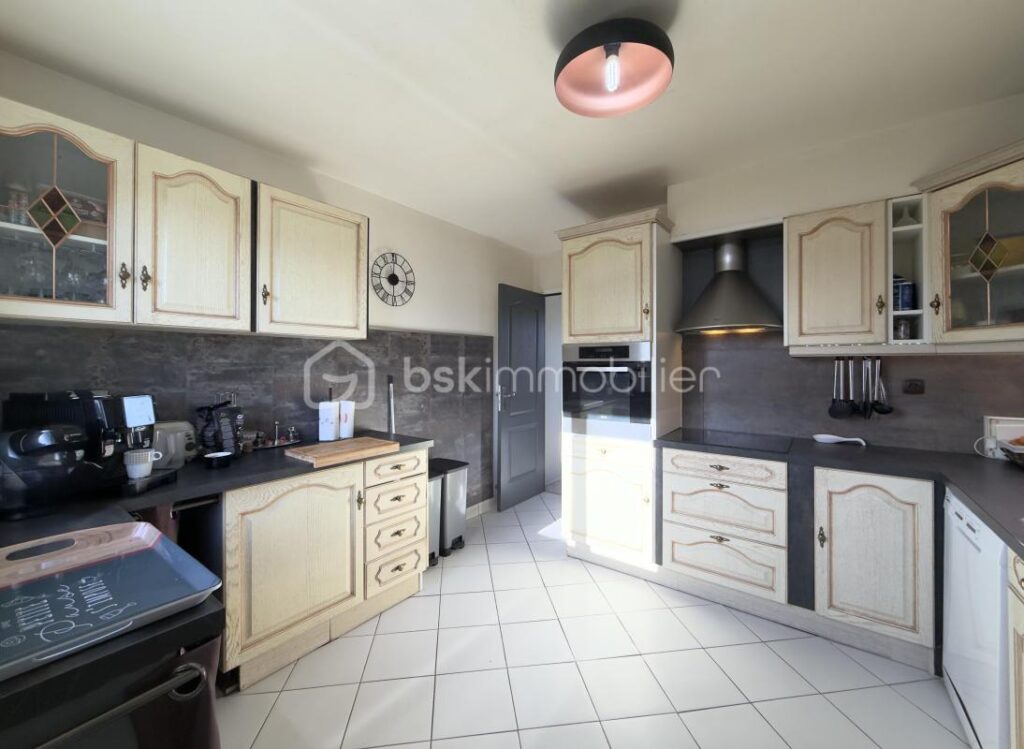 Maison moderne – 145 m² – 5 chambres – Sous-sol total – Terrain 1034 m² – 6 pièces – 5 chambres – 145 m²