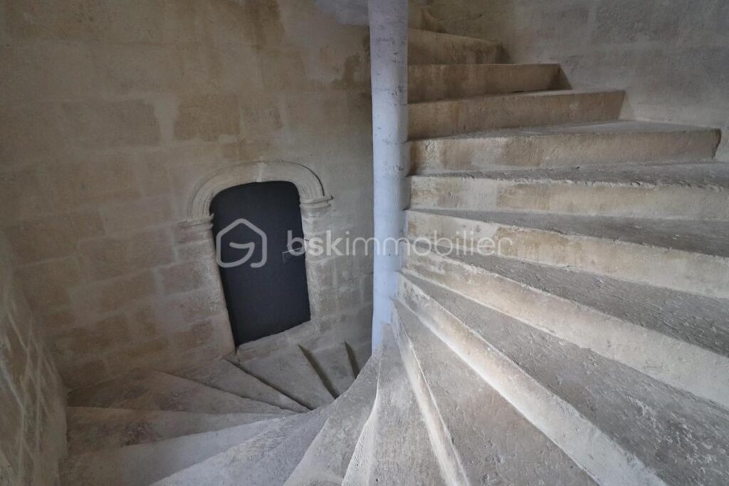 2 immeubles à rénover de 800m² avec cours, terrasse et balcon – NR pièces – NR chambres – 200 m²