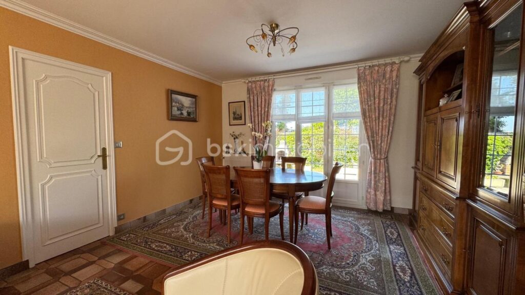 CHARMANTE MAISON TRADITIONNELLE – 8 PIÈCES – 5 CHAMBRES + 1 BUREAU – SOUS-SOL COMPLET – JARDIN CLOS ET ARBORÉ – 8 pièces – 6 chambres – 136 m²