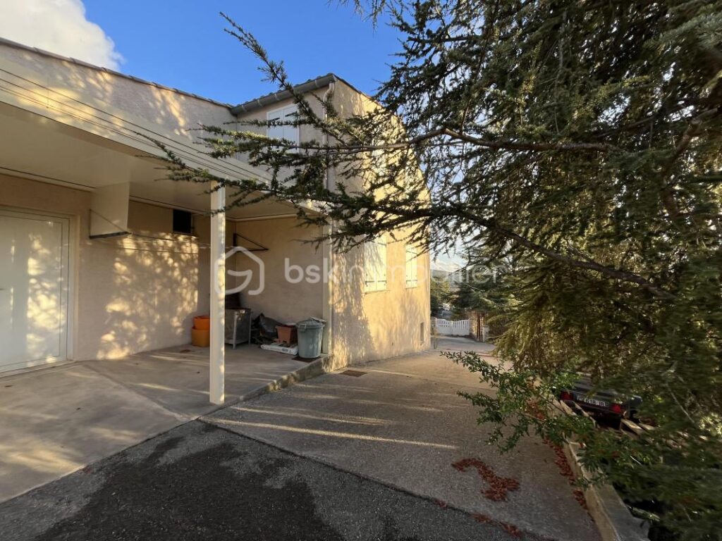 une maison de 145 m² à Saint-Étienne-les-Orgues – 4 pièces – 4 chambres – 143 m²