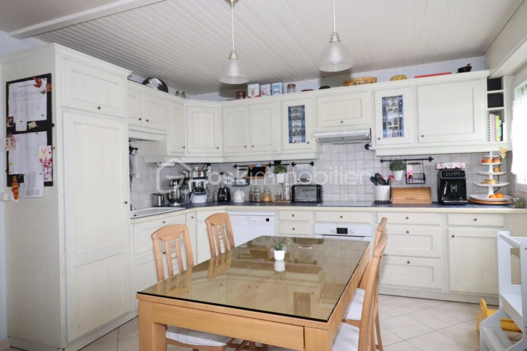 APPARTEMENT AGREABLE ET LUMINEUX ( 4 pièces 86m² ) avec 3 chambres et box – 4 pièces – 3 chambres – 86 m²