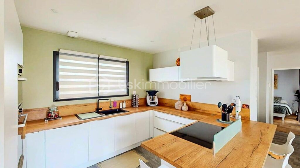 Vivre Dedans-Dehors : maison de plain-pied, baignée de lumière avec vue dégagée sur la nature – 5 pièces – 3 chambres – 115 m²