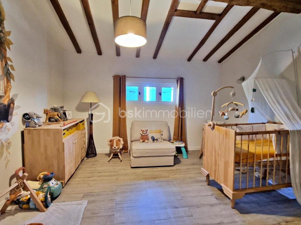 Corps de ferme rénové de 215 m² avec dépendances, grand terrain et piscine naturelle – 5 pièces – 3 chambres – 215 m²