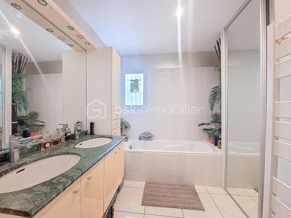 Villa de prestige avec piscine et appartement indépendant – 8 pièces – 5 chambres – 230 m²