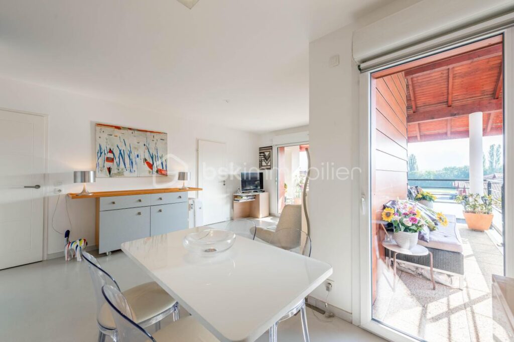 Appartement 2 pièces dernier étage avec balcon couvert de 11 m² sur vue dégagée – 2 pièces – 1 chambre – 44 m²