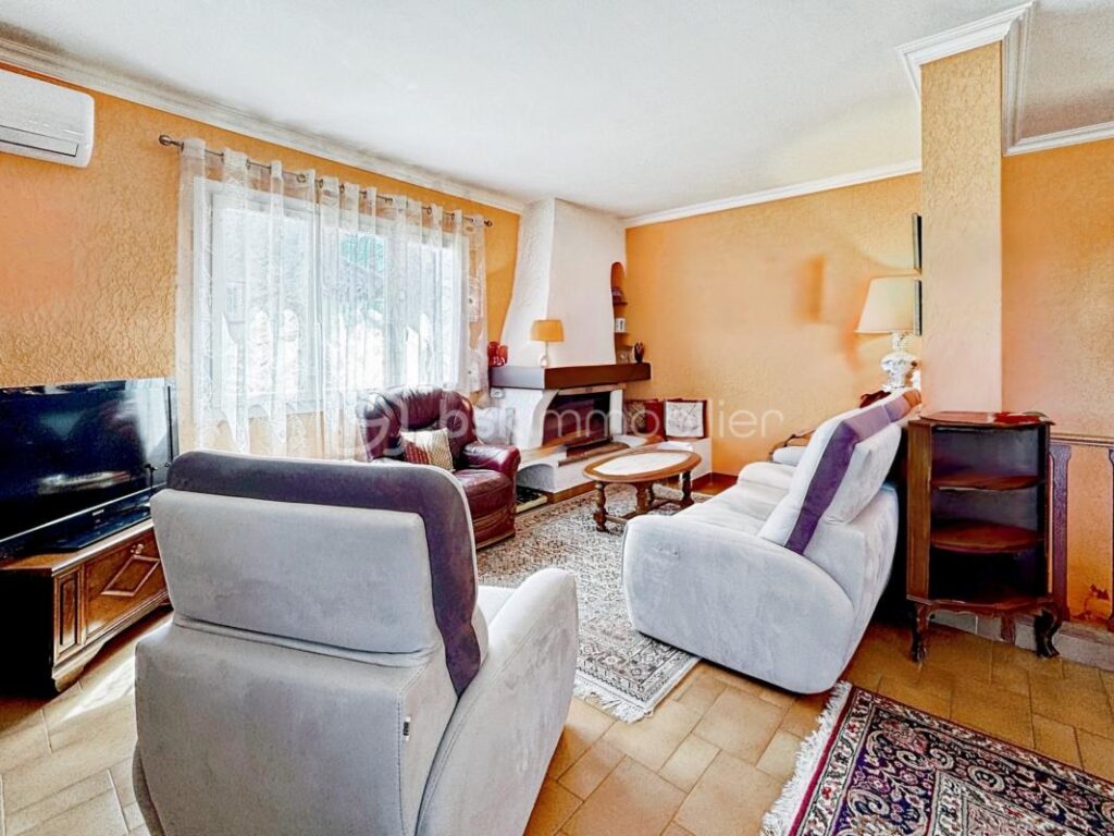 DPT VAR (83) – SIX-FOURS-LES-PLAGES – VILLA DE 130 m² SUR TERRAIN DE 683 m² – 6 pièces – 4 chambres – 130 m²